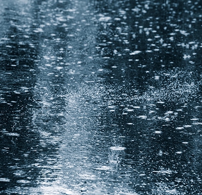 De la pluie sur du bitume