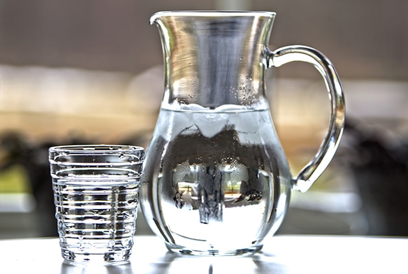 Carafe et verre d'eau fraîche