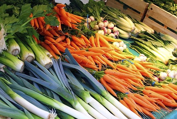 Sur un étal : choux, carottes, poireaux et navets