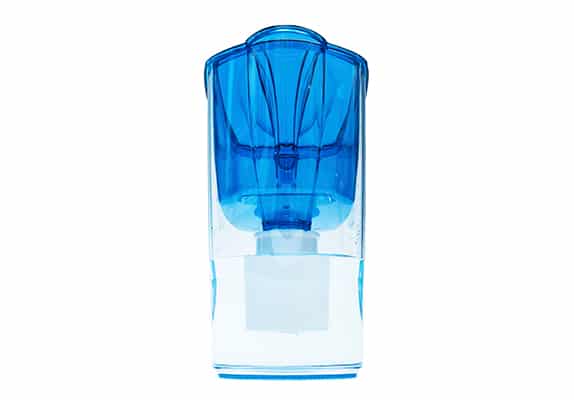 Une carafe filtrante transparente et bleue