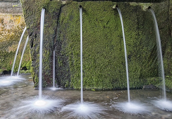 Une fontaine d'eau à trous